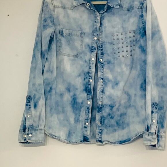 Womens Denim Cloud Wash Acid Wash Long Sleeve Button Up with Embellished Pocket - Picture 6 of 6